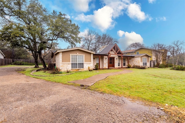 view of front facade with a front yard