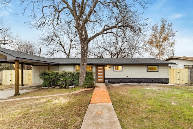 view of front of house with a carport and a front yard