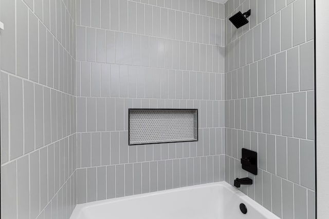 bathroom with tiled shower / bath