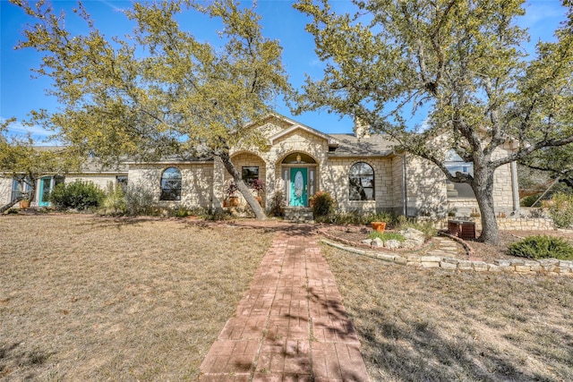 view of front of home featuring a front lawn