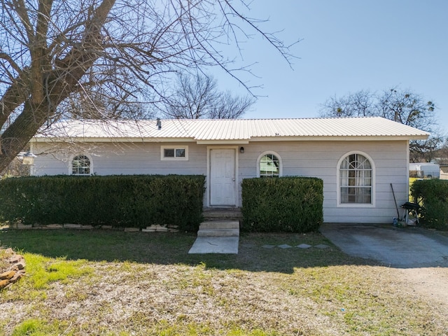 view of front facade with a front yard