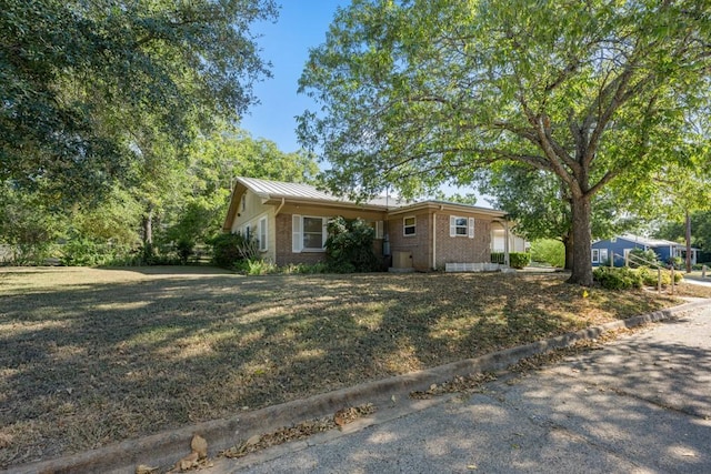 single story home with a front yard