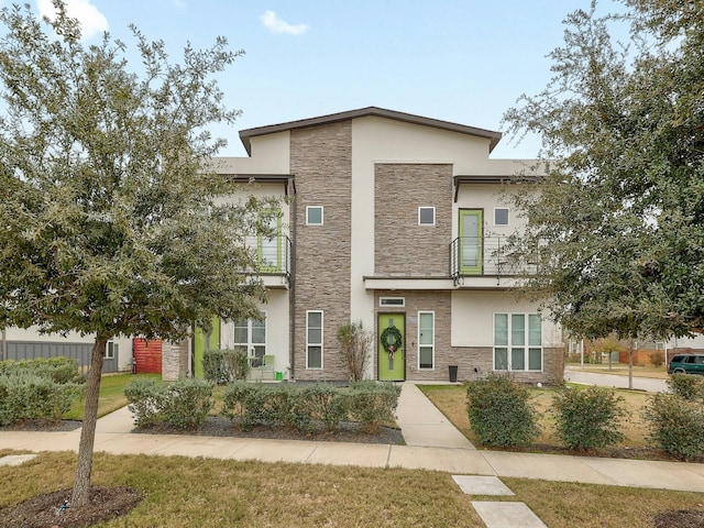 view of front facade featuring a front lawn