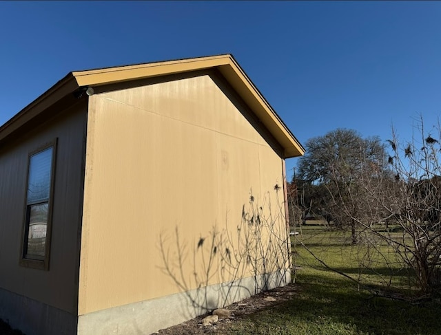 view of side of property featuring a yard