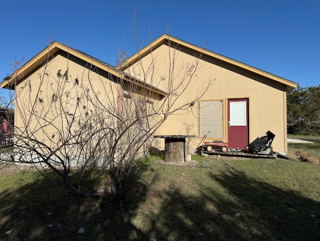 back of house featuring a lawn