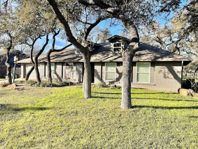 view of front of home featuring a front yard