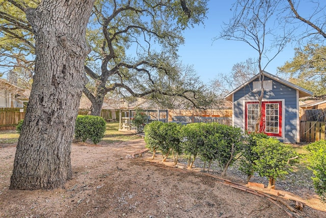 view of yard featuring an outbuilding