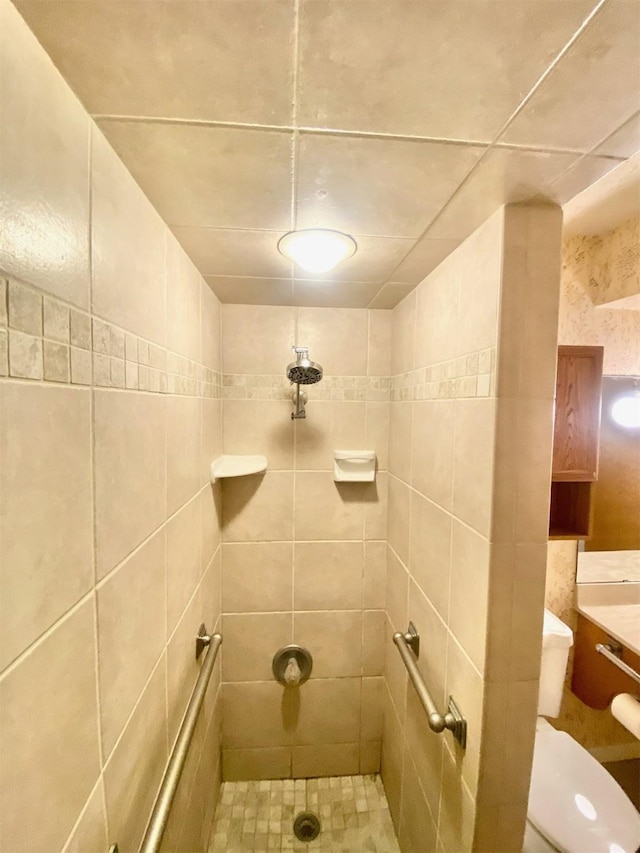 bathroom featuring tiled shower