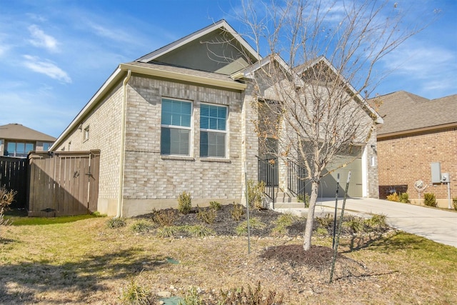 view of front facade featuring a front yard