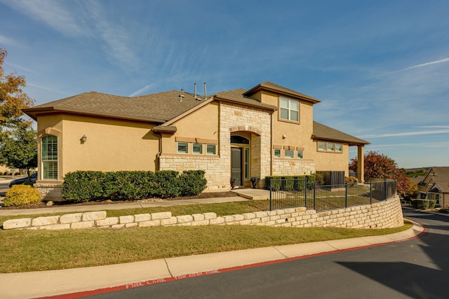 view of front facade featuring a front yard