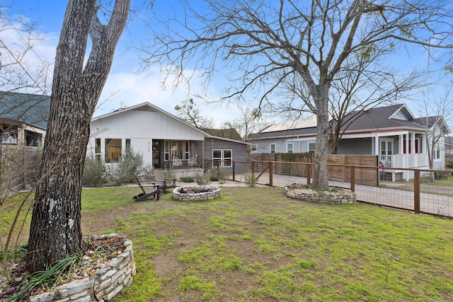 view of yard featuring a fire pit