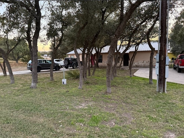 view of yard at dusk