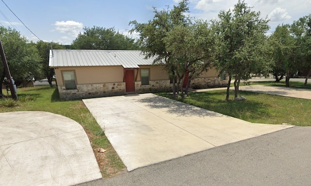 view of front of house featuring a front yard