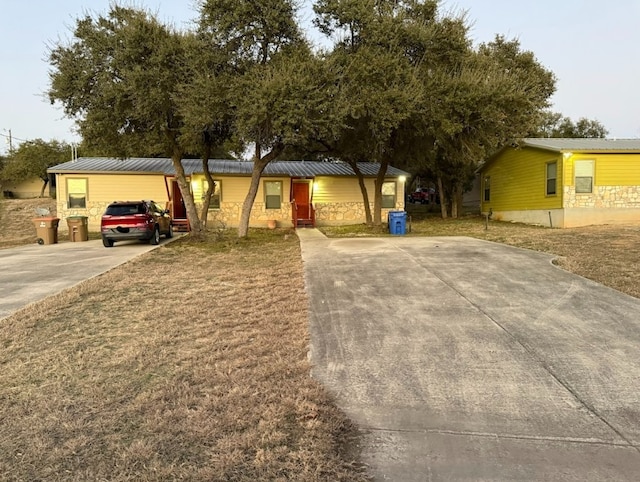 ranch-style home featuring a front lawn