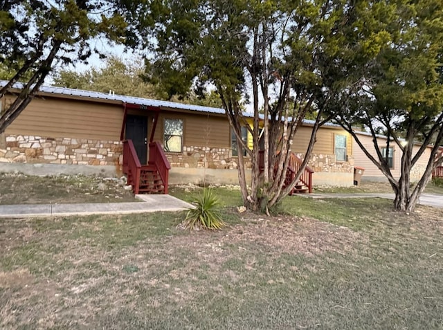 view of front of property featuring a front lawn