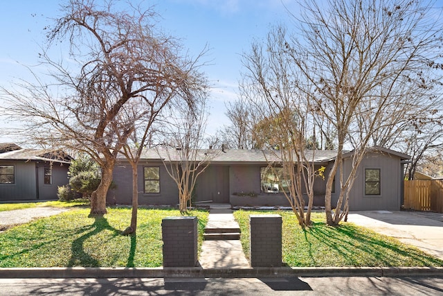 view of front of property with a front yard