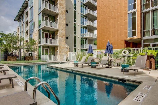 view of swimming pool