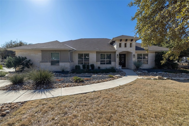 view of front of property featuring a front yard