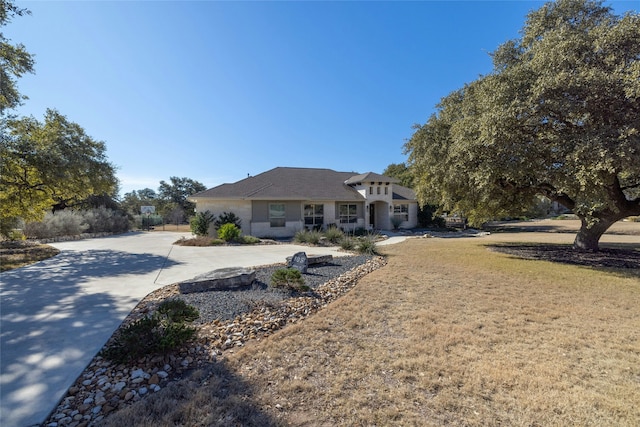 view of front of house featuring a front yard