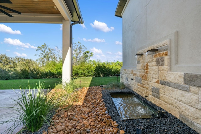 view of yard with ceiling fan