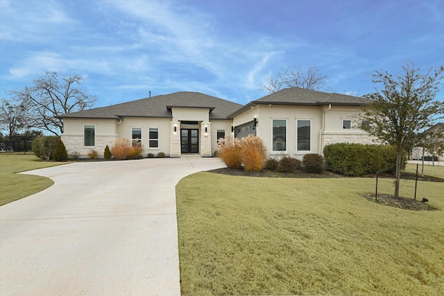 view of front of property featuring a front lawn