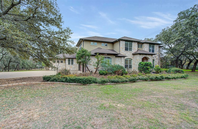 view of front facade featuring a front lawn