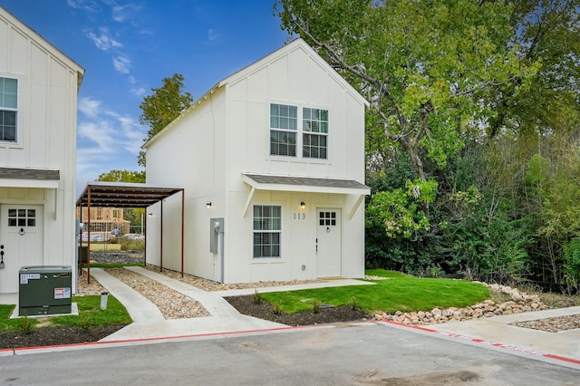 view of front of home featuring a front lawn and a carport