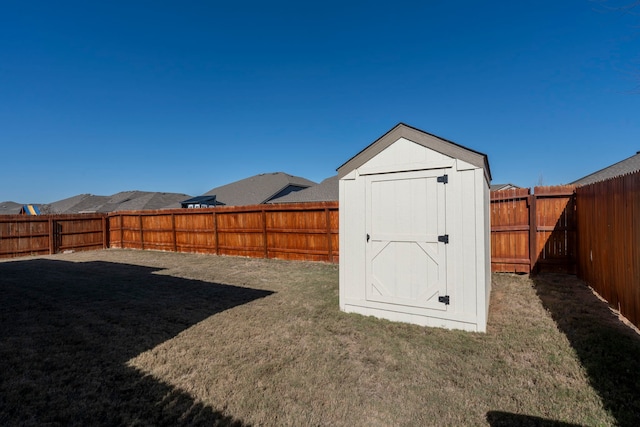 view of yard with a storage unit