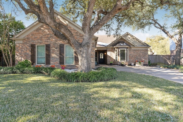 view of front of house featuring a front yard