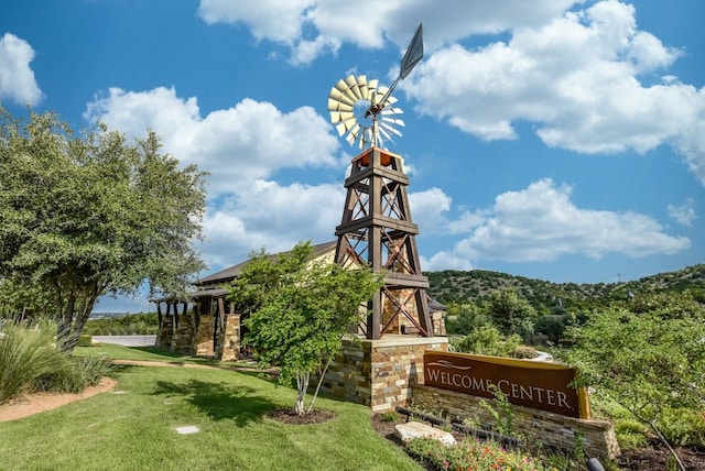 community sign with a yard