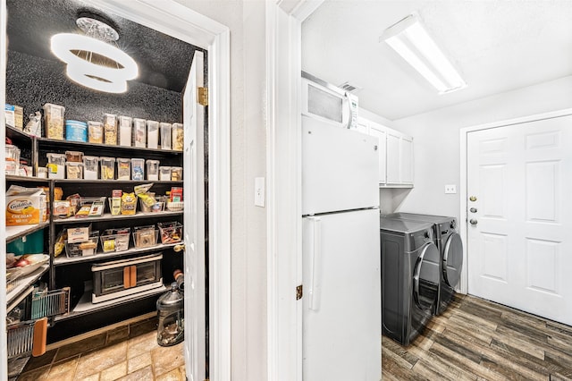 laundry area featuring cabinets and washing machine and clothes dryer