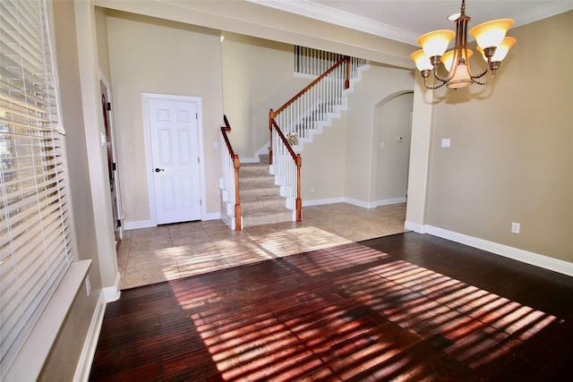 entryway featuring ornamental molding and a notable chandelier