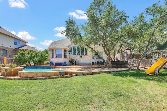 view of yard featuring a fenced in pool