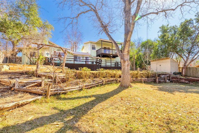 view of yard featuring a shed