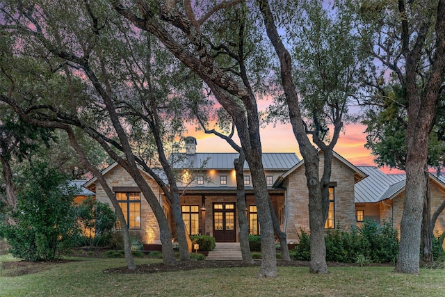 view of front facade with a yard