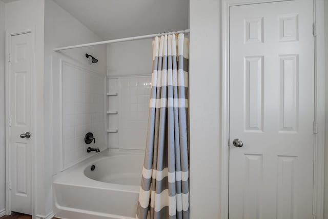 bathroom featuring shower / tub combo