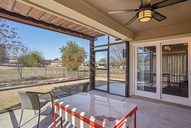 sunroom with ceiling fan