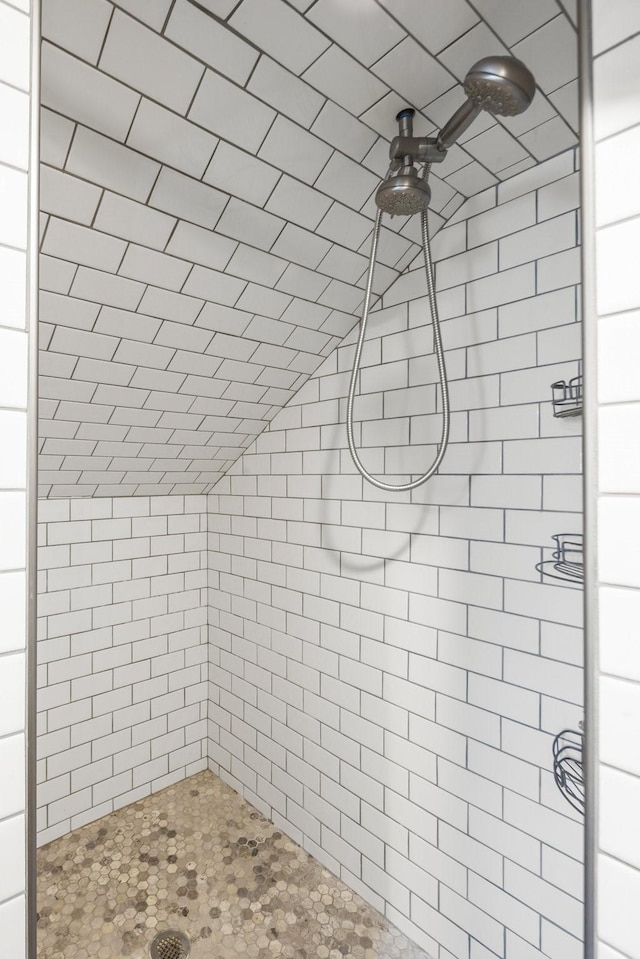 bathroom featuring a tile shower