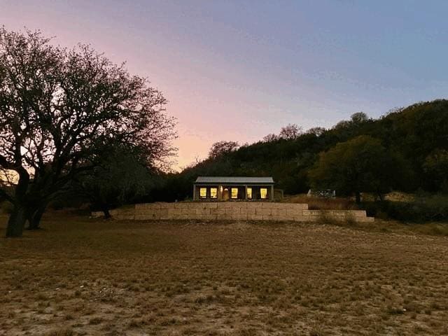 view of yard at dusk