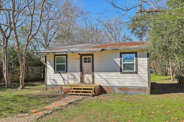 view of front of property with a front lawn