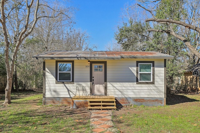 view of front of property featuring a front yard