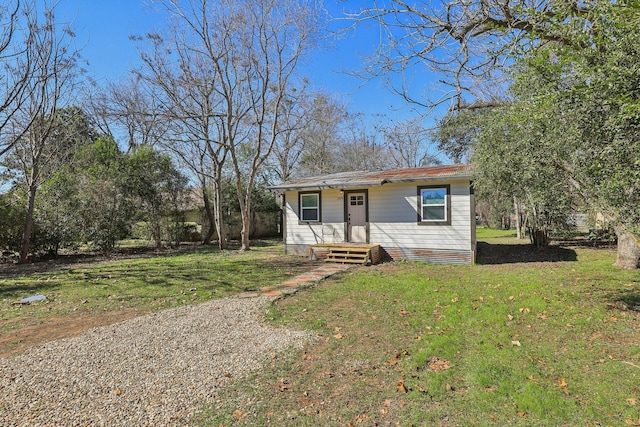 view of front of property with a front yard