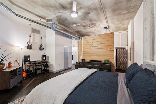 bedroom featuring ceiling fan