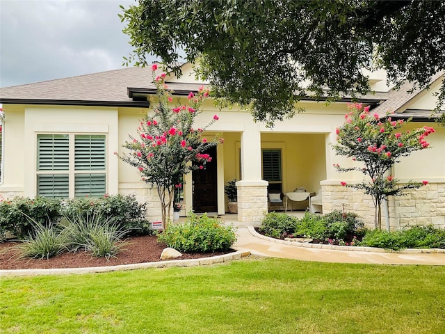 view of front of home with a front lawn