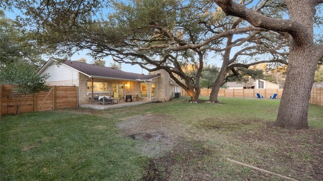 view of yard featuring a patio