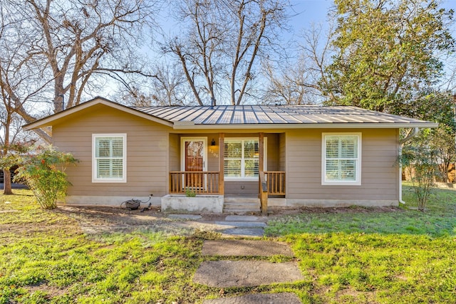 ranch-style home featuring a front lawn