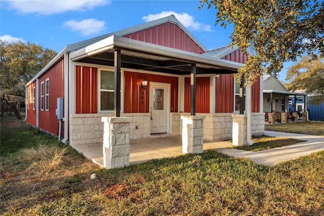 view of front of property featuring covered porch