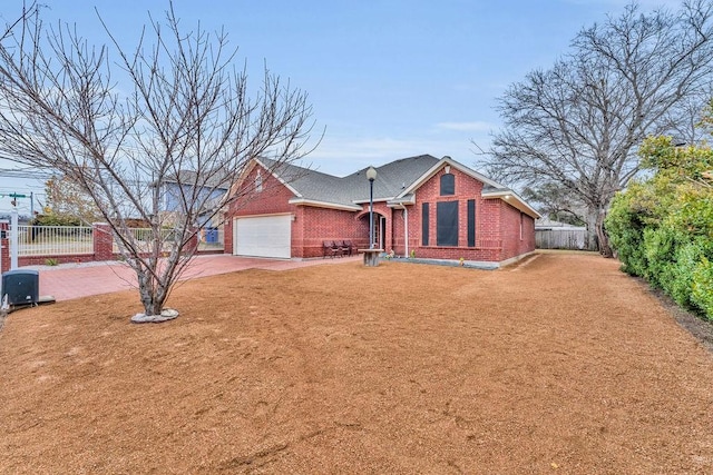 view of front facade featuring a garage and a front lawn