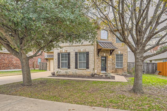 view of front of home featuring a front lawn