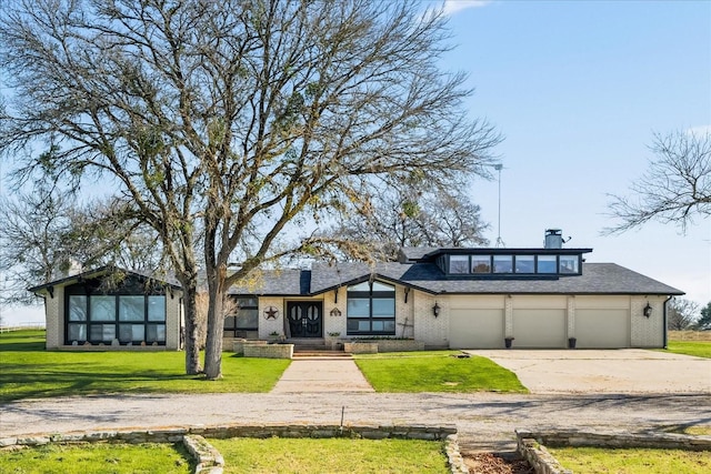 view of front facade featuring a garage and a front lawn